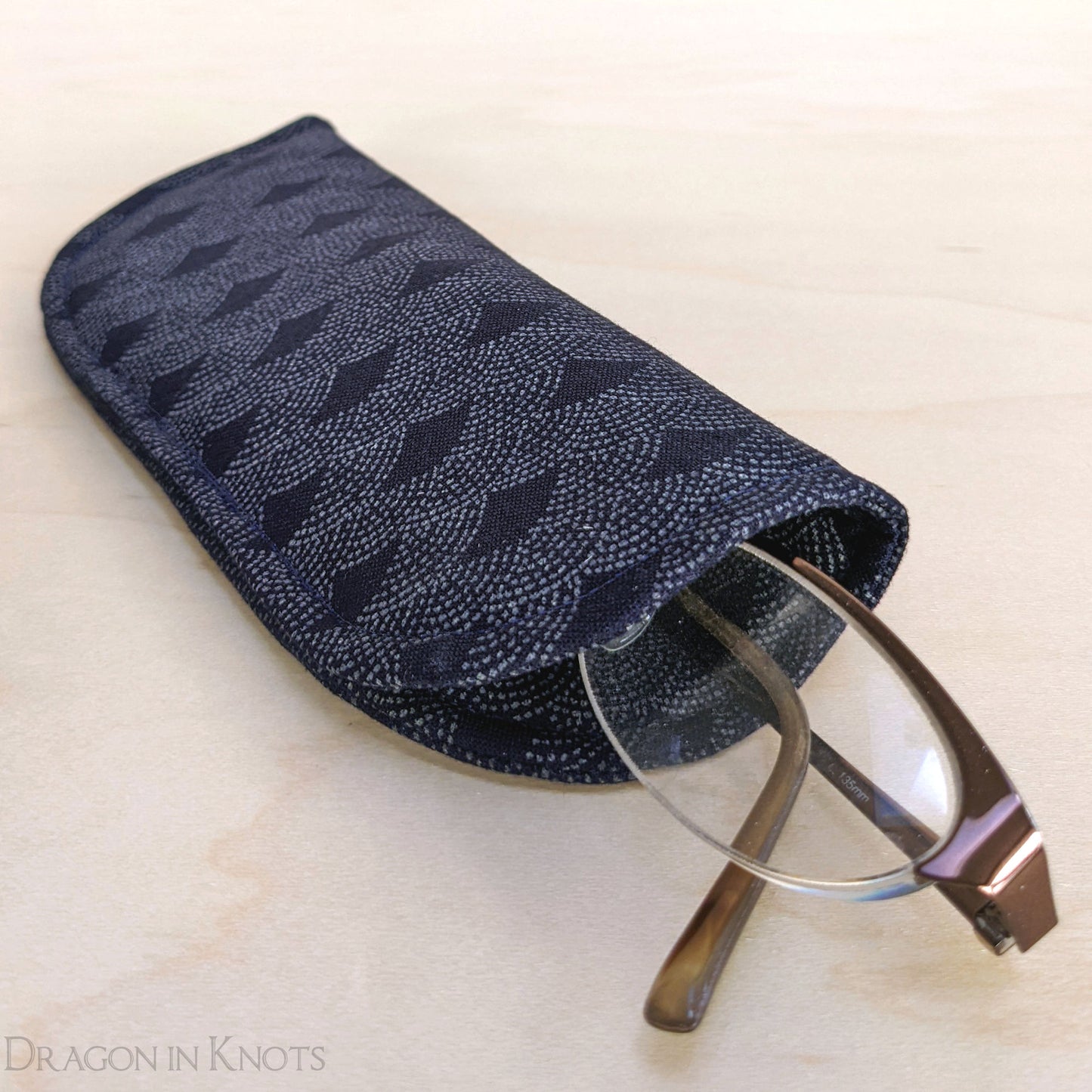 Waves Case for Reading Glasses - S - Dragon in Knots