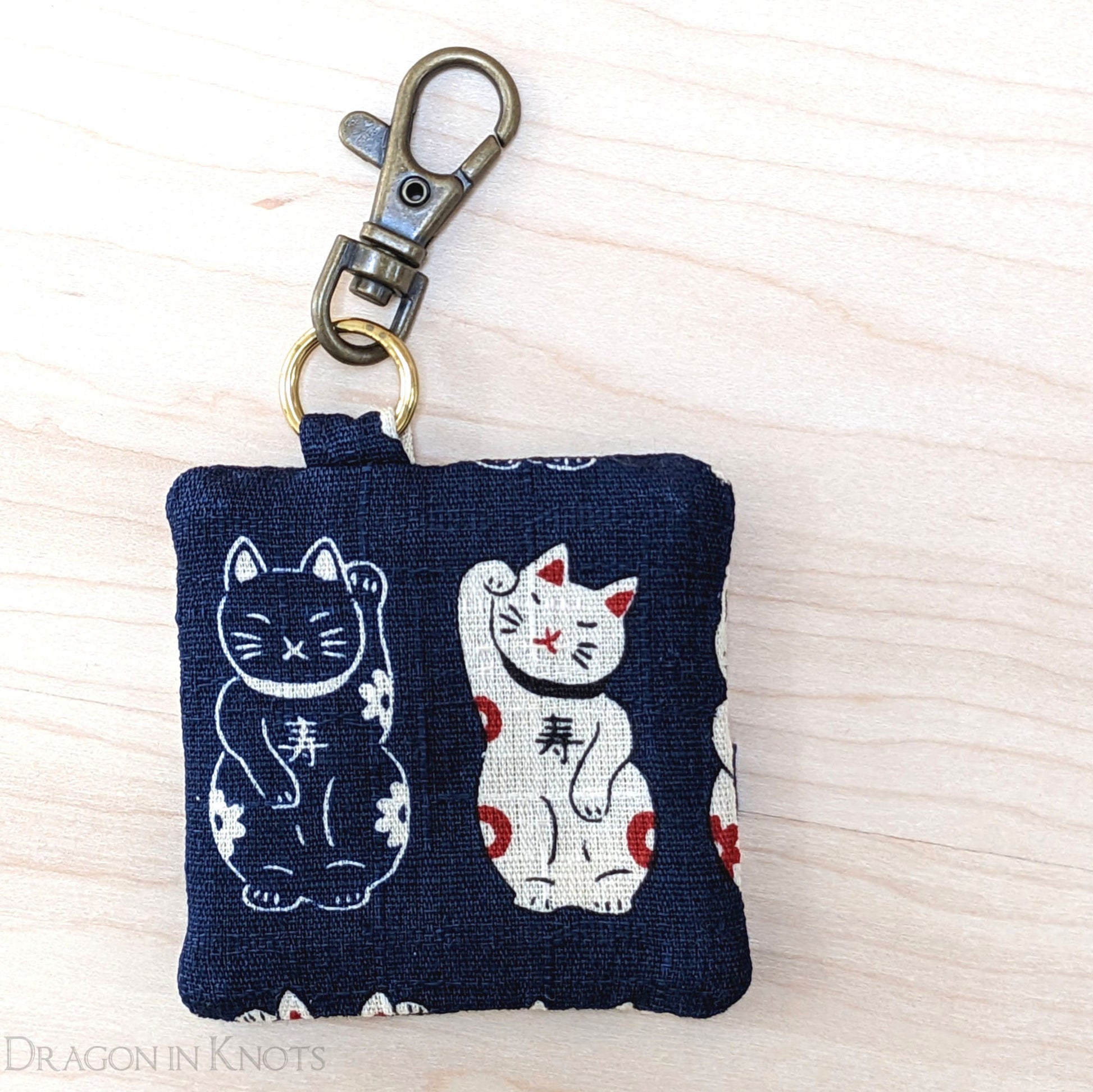 Maneki Neko Earbud Keychain Pouch - Dragon in Knots