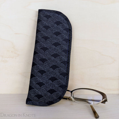 Waves Case for Reading Glasses - S - Dragon in Knots