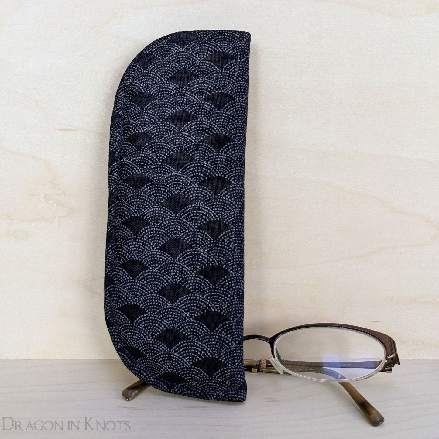 Waves Case for Reading Glasses - S - Dragon in Knots